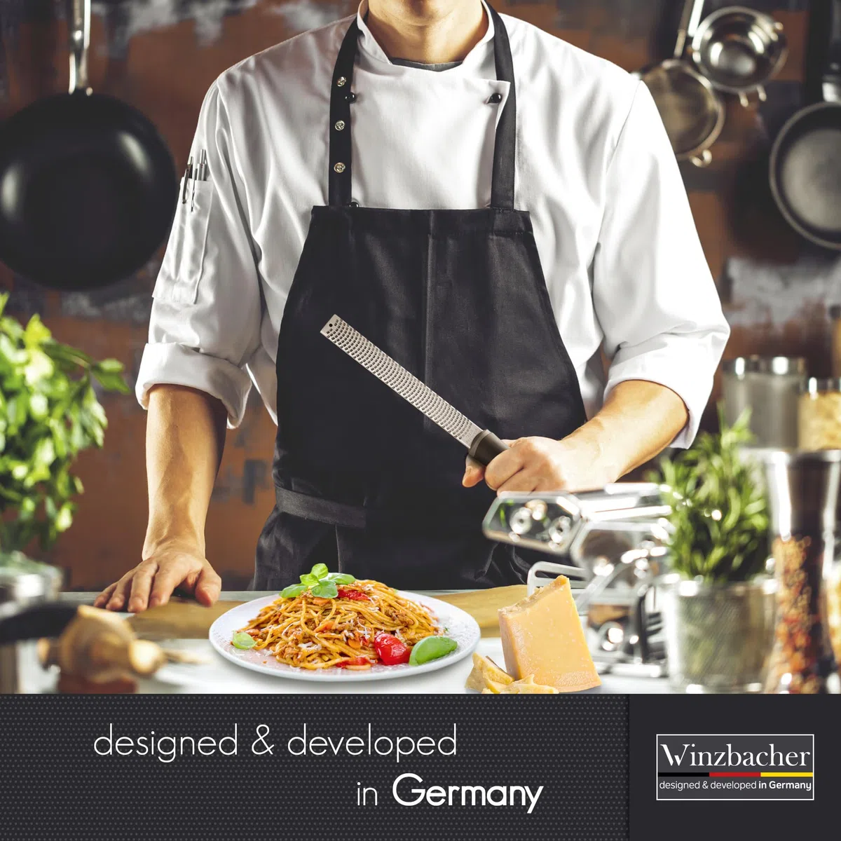 Winzbacher - Premium Zester Reibe I Parmesanreibe, Zitronenreibe, Muskatnuss Reibe, Ingwerreibe I rasiermesserscharfe Edelstahl Klinge I Spülmaschinenfest I inkl. Schutz & Reinigungsbürste