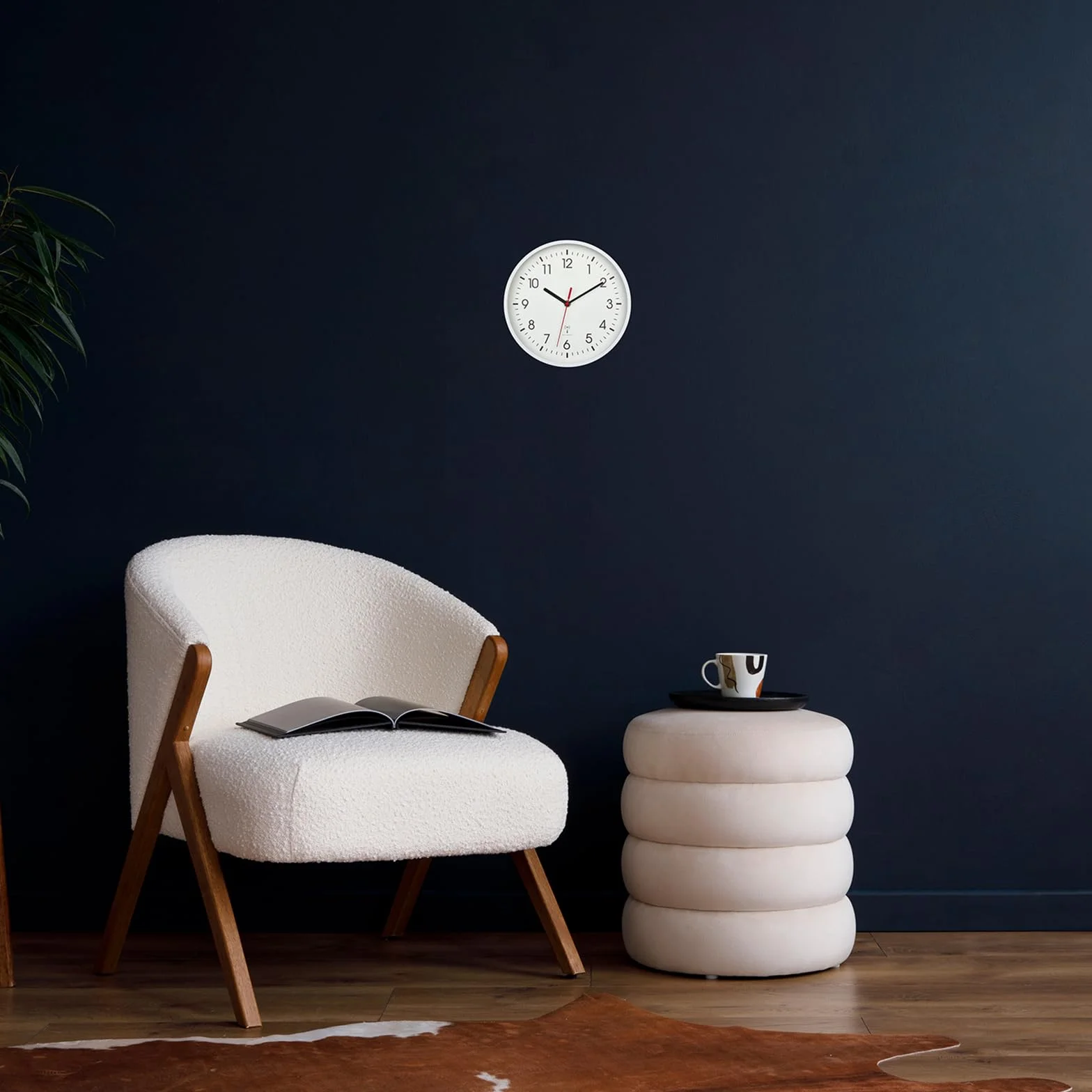 TFA Dostmann Analoge Funk-Wanduhr, 60.3550.02, höchste Genauigkeit, modern, analog, Glasabdeckung, für Büro, zu Hause, Geschenk, 245 x 245 x 42 mm, Weiss