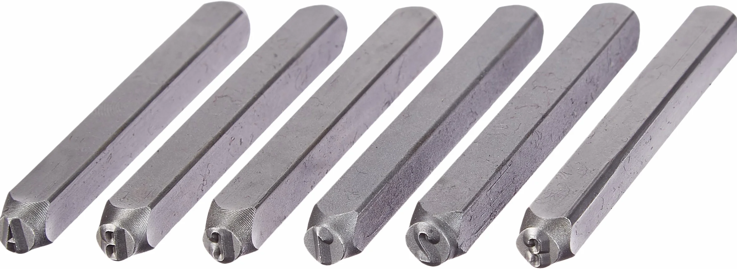 Amazon Basics Schlagbuchstaben Stanz-Kit für Metall und Leder - 4 mm