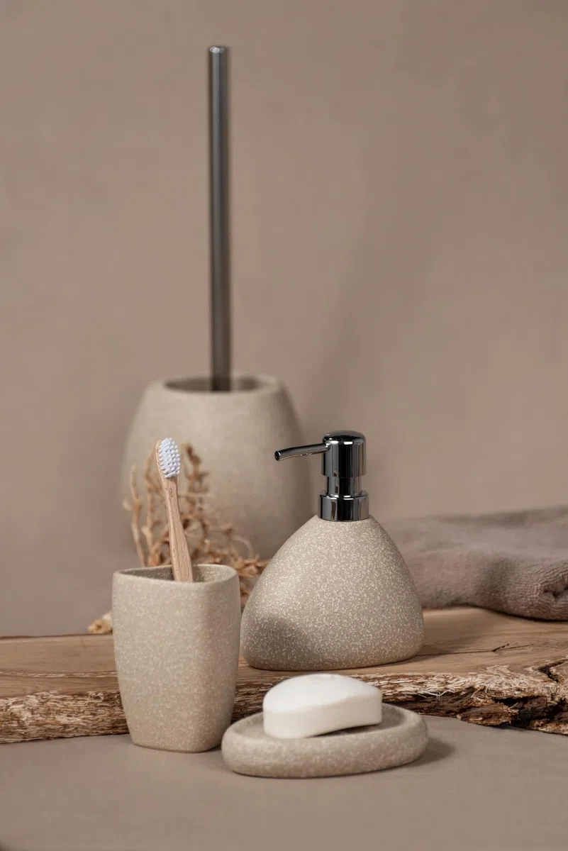 WENKO Keramik WC-Garnitur Mod. Pion hygienische Silikonbürste selbstreinigend in dreieckiger Form für Bad und Gäste-WC Maße 12,5 x 38,5 x 12 cm Farbe beige