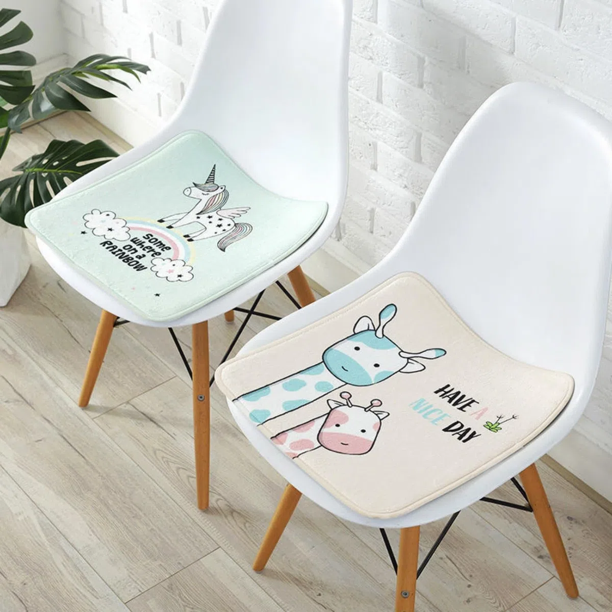 champracer Quadratische Stuhlkissen Kinder,Sitzkissen Kinder,Sitzkissen Schule Babys, für Home Office Auto Kinderschule (Springendes Einhorn, 30cm*30cm)