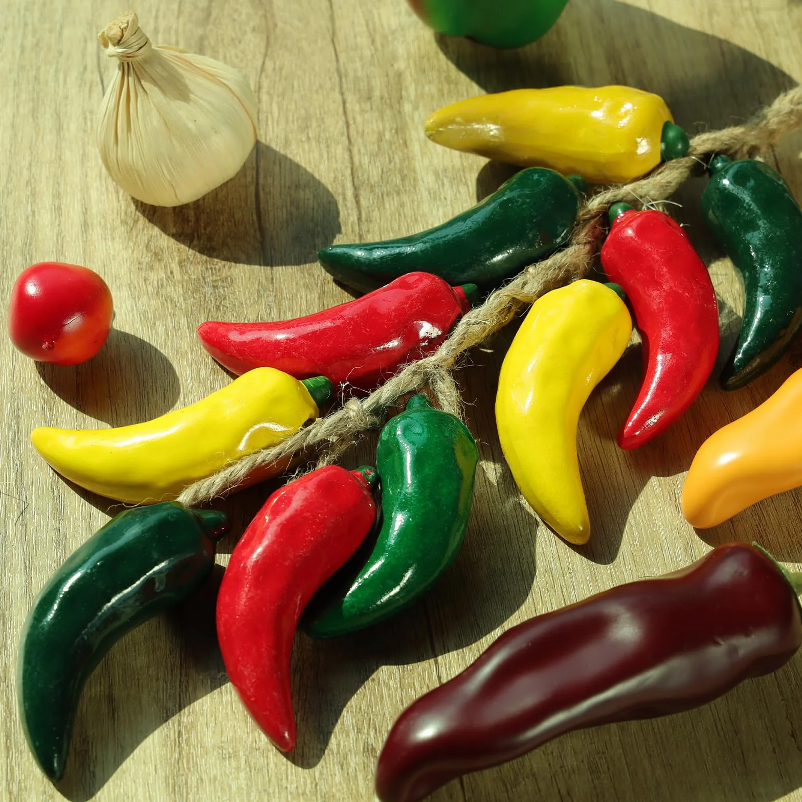 Gresorth 1 Stück Künstliche Keramik Pfeffer Zeichenfolge Gefälschte Buntes Chili Dekoration Realistisch Hängend Gemüse Girlande Verzierung Kabinett Erntedankfest