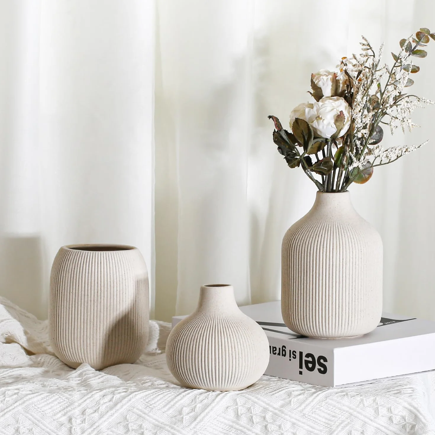 Dnnnii Kleines Keramikvasen-Set 3-TLG Beige - Minimalistische Vasen mit Rillendesign, kompakte Übergangsdekoration für Wohnzimmer, Schlafzimmer, Büro (3-TLG Beige Keramikset)