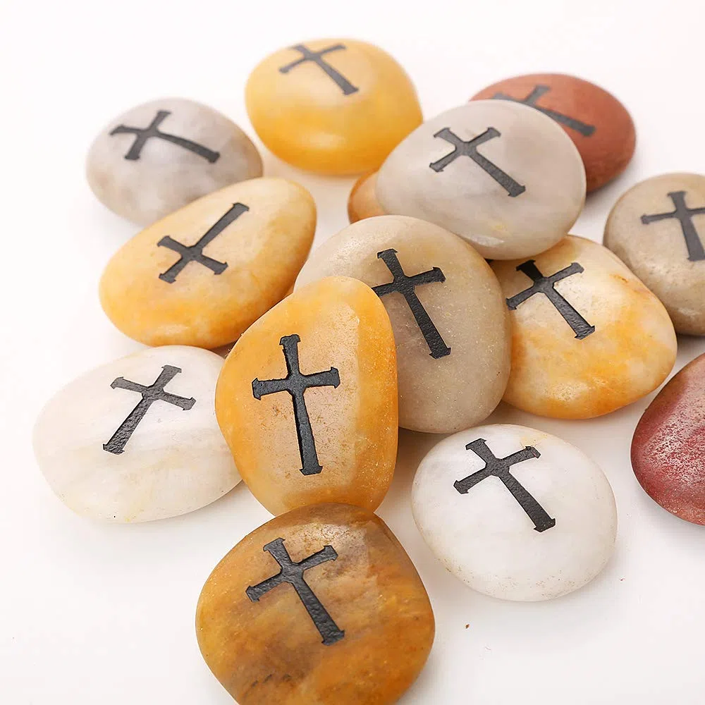 ROCKIMPACT 24 Stück Kreuz Steine mit Kreuz Glück Gravierte Steine Gravur Inspirierende Steine Glücksbringer Ermutigung Dankbarkeit Geschenk Glückssteine (Großhandel, je 5-8 cm)