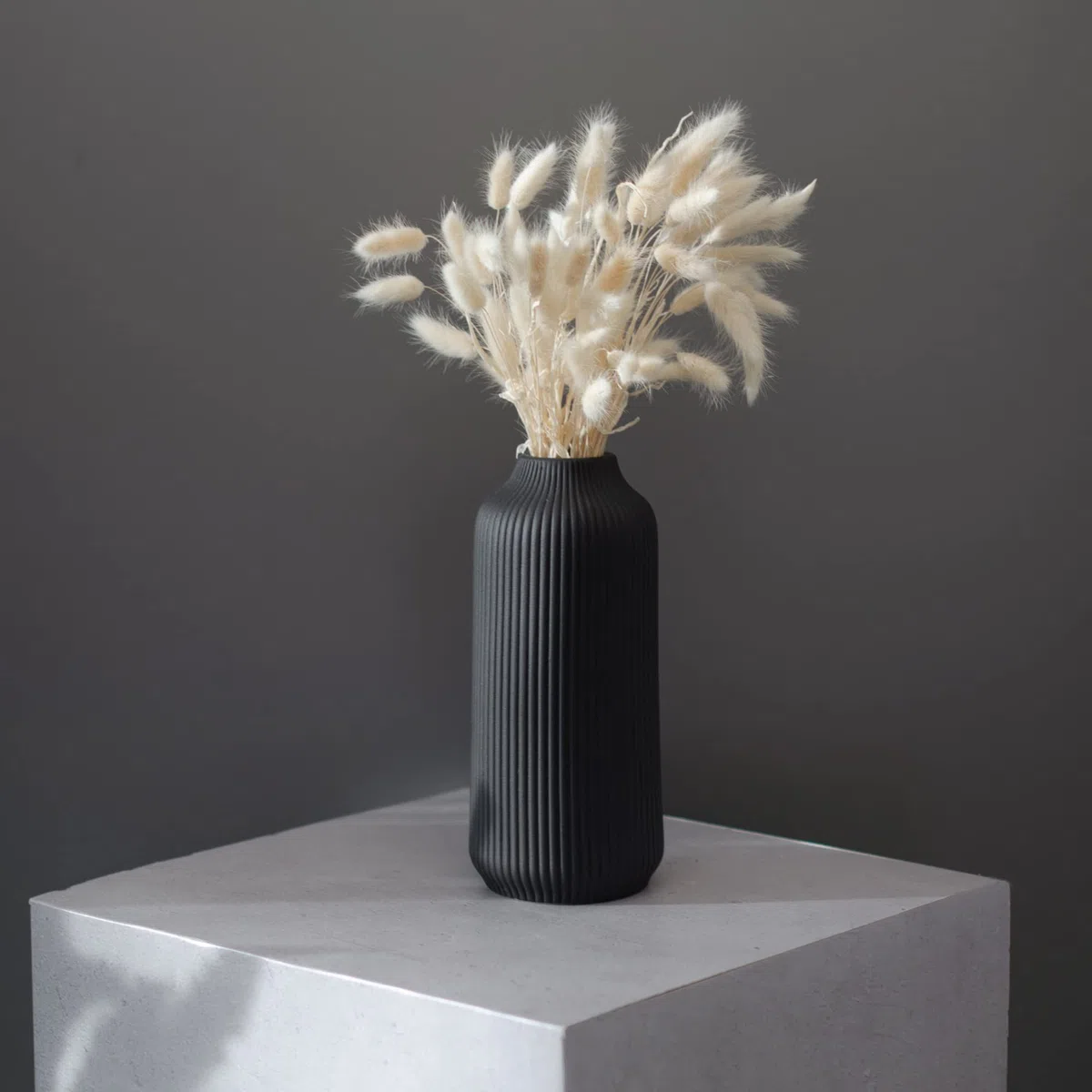 flature Keramik Vase mit Rillen - für Pampasgras als Boho Deko, kleine Vase Schwarz Matt 21cm hoch für Flowers, Wohnungsdeko für frische Blumen, Trockenblumen, Esstisch, Büro (Gr.M)